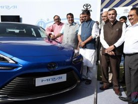 gadkari launches pilot project for green hydrogen cell EV